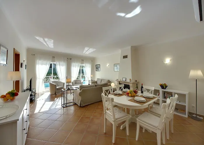 In Near & Pool קארבואירו