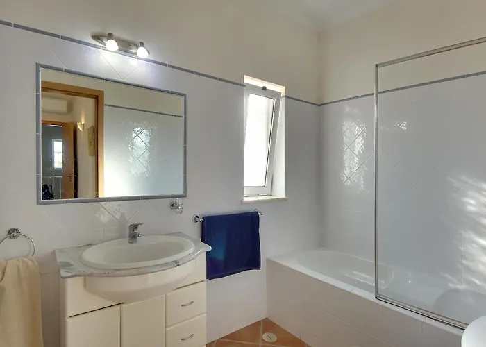 In Near & Pool וילה קארבואירו